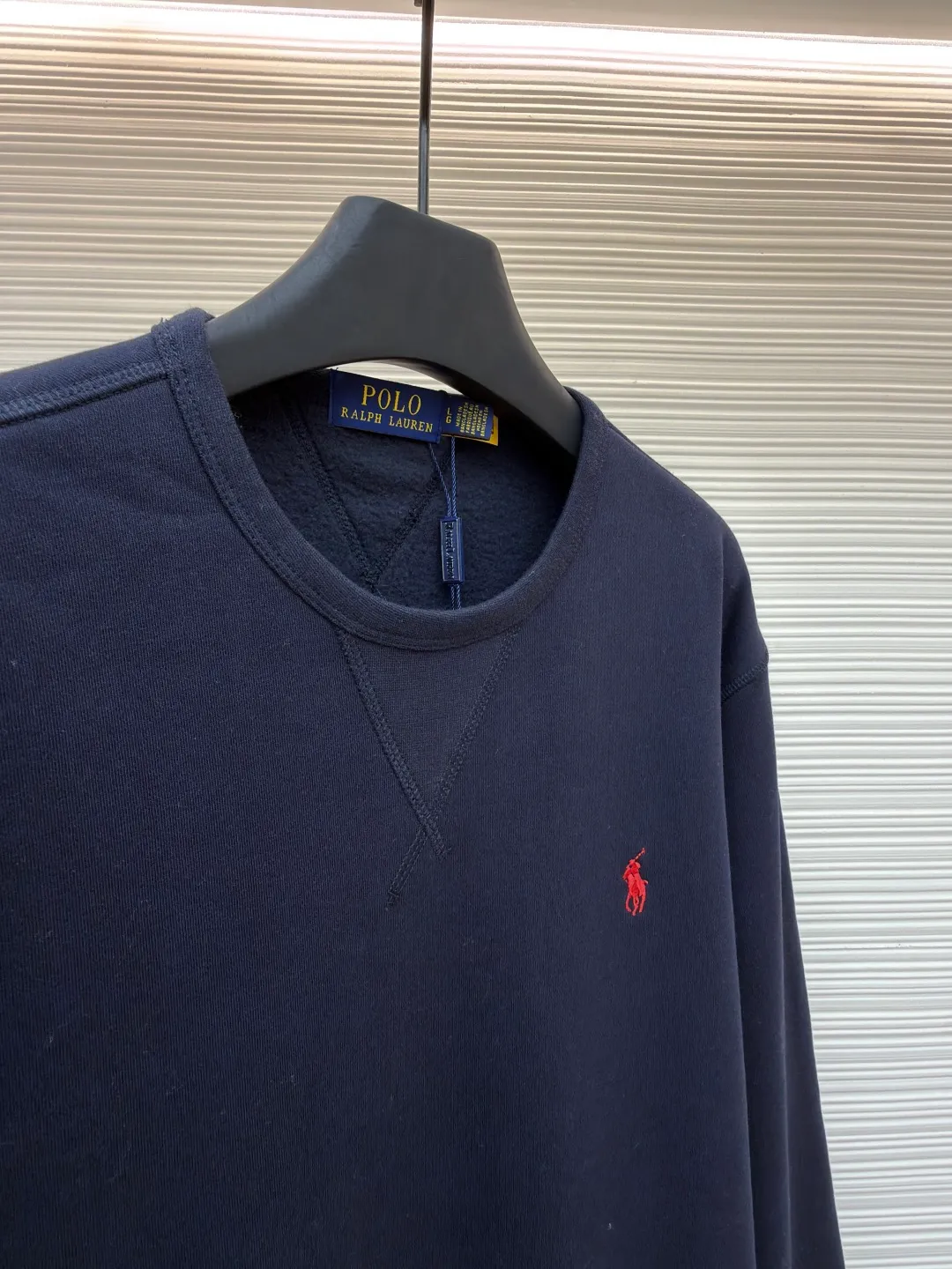 Ralph Lauren logo embroidered sweatshirt ●Original version: Purchased and developed at 1690 ●Item number: 1681542-A15 ●Fabric: Cloud-like honey cotton fleece sweatshirt fabric ●Technology: Made by Hasuo ●Color: Navy blue ●Version: Fitted version ●Weight: about 430 grams ●Size: S-M-L-XL ●Description: Customized cloud-like honey cotton fleece sweatshirt material with a delicate touch and comfortable skin-based tone based on matte gray Comes with a layer of soft light filter. Exquisite indigo pony logo is embellished. It is highly recognizable. It has a breath of freedom and vitality. A symphony of pure and smart colors. It outlines a high-end outline with extreme simplicity. It becomes the smart focus of the vision. Shows taste in silence and adopts imported machine embroidery technology. Uses advanced computer control system and precision mechanical components to realize the iconic pony embroidery operation. High precision. The lines are smooth and delicate, using the Hasuo process. Sewing on a specific machine. The high fastness of Haha thread adds visual effects. It is time-consuming and labor-intensive, and the fabrics are washed. It has a better hand feel and texture. It is not easy to deform, shrink or fade. It maintains long-term beauty. The overall wiring is straight and delicate, the fabric is comfortable and soft, and the color is consistent without color difference. It can be matched with the same style to create a fashionable look and control various occasions. Customized accessories, complete with three standards, same style for men and women!